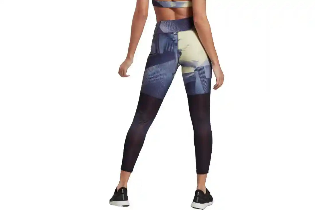 ليجنز Reebok للنساء يجمع بين الراحة والمرونة والمظهر الرياضي العصري. مصنوع من قماش ناعم ومرن يوفر دعمًا ممتازًا أثناء التمارين أو الجري أو اليوغا أو حتى الاستخدام اليومي