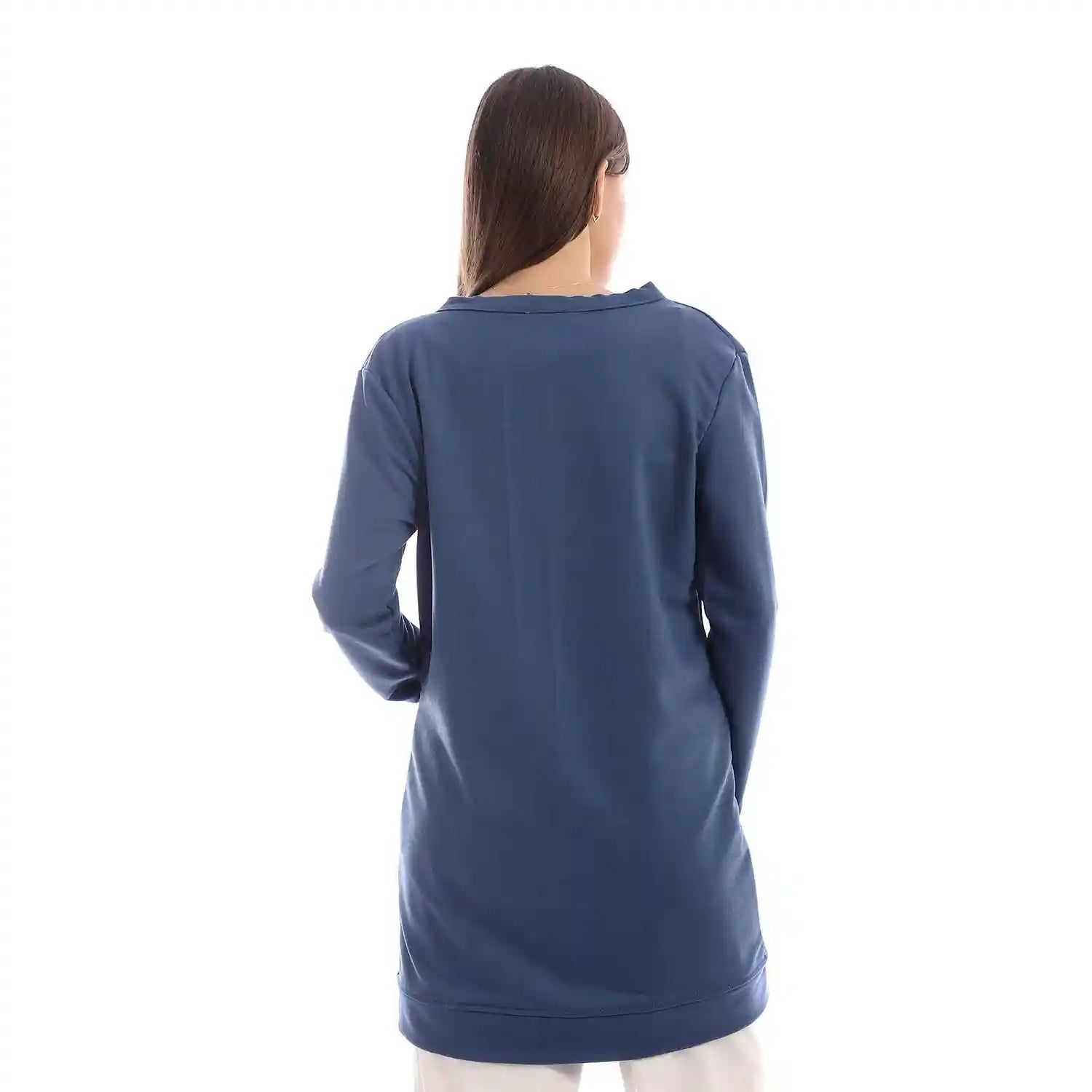 كارديجان جميلا بأكمام طويلة وأزرار يجمع بين الراحة والأناقة الكلاسيكية. مصنوع من قماش ناعم وعالي الجودة، يحافظ على الدفء ويضيف لمسة من الأناقة لأي إطلالة. 