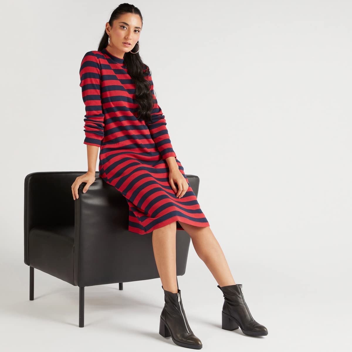 فستان من سبلاش للنساء هو فستان أنيق ومتعدد الاستخدامات صُمّم ليُضيف لمسة عصرية لخزانة ملابسك اليومية والمناسبات