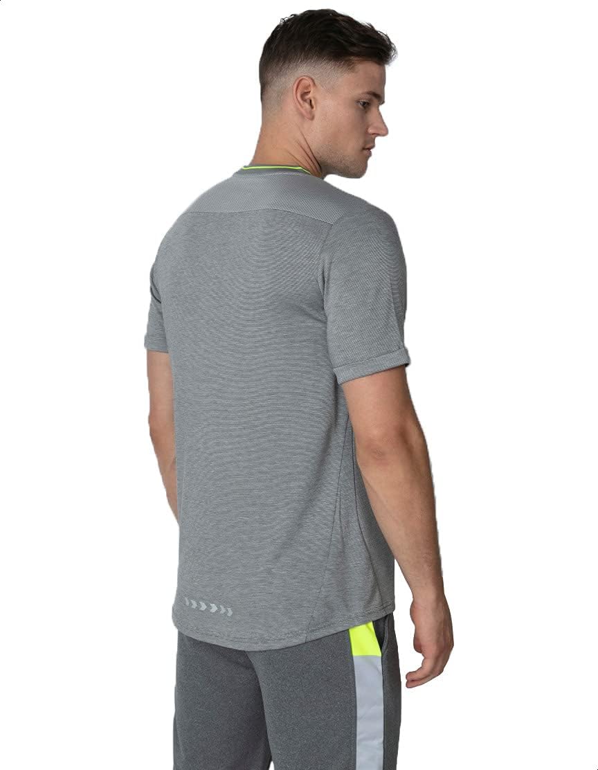 تي‑شيرت Splash Slim-Fit بطبعة حروف للرجال هو خيار عصري وأنيق للملابس الكاجوال. تم تصميمه بقَصّة ضيقة (Slim-Fit) تبرز القوام وتعطي مظهراً أنيقاً ومرتباً، سواء ارتديته بمفرده أو تحت جاكت.