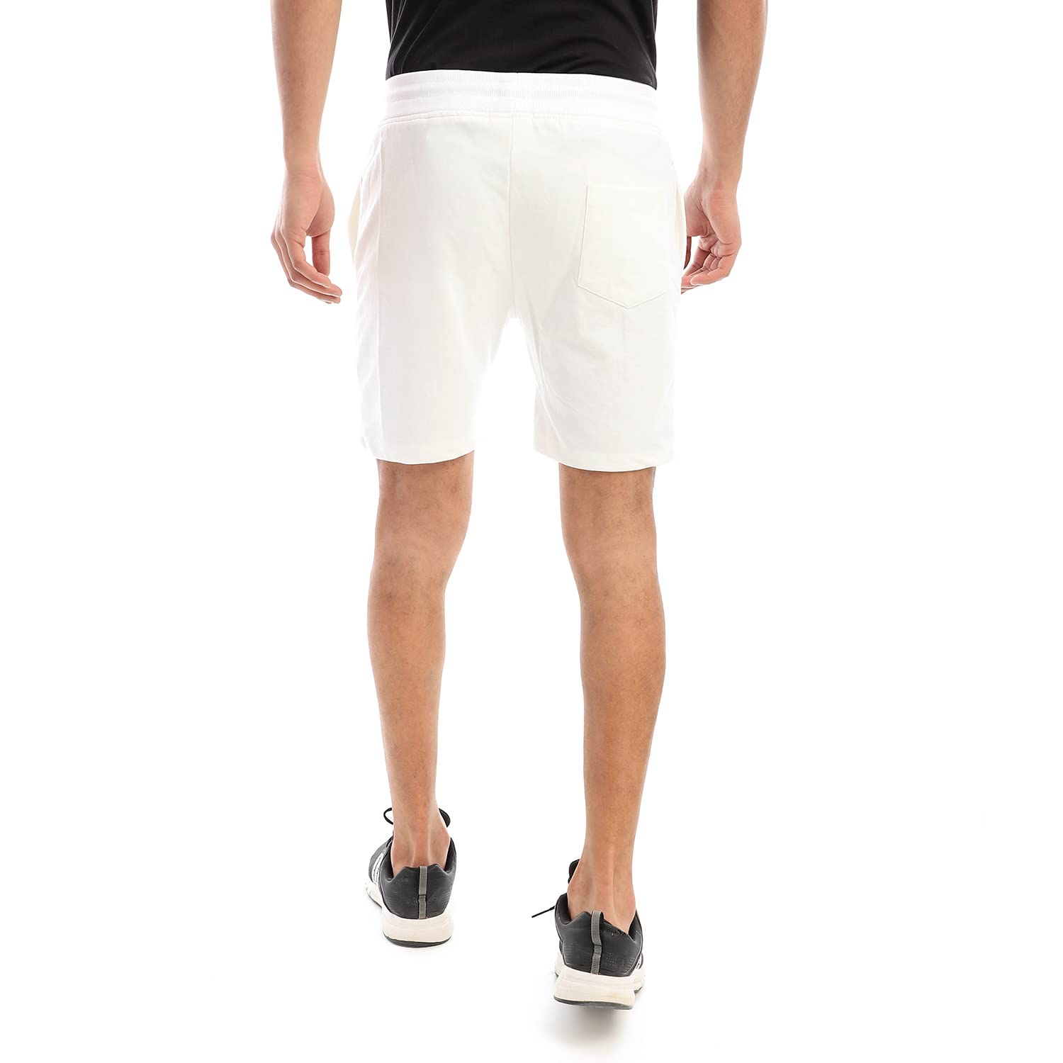 شورت White Rabbit للرجال يتميز بخامة ناعمة وخفيفة تمنحك راحة طوال اليوم