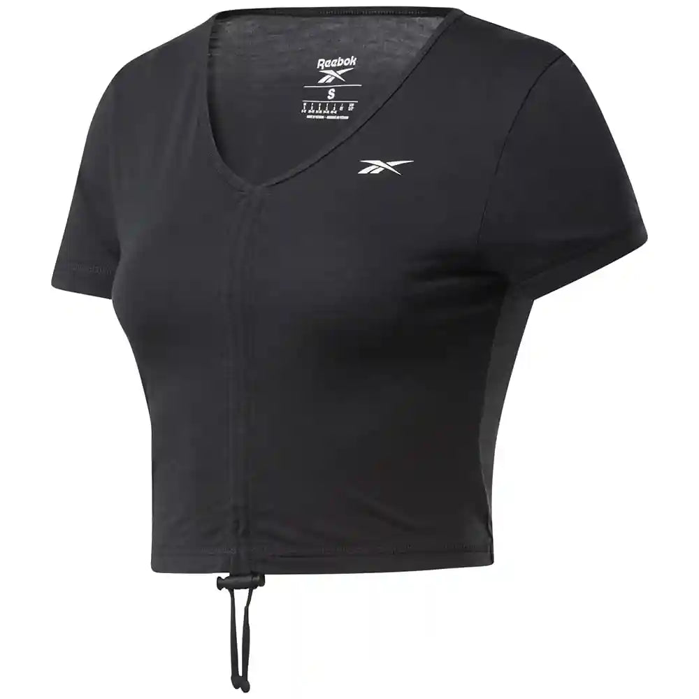 توب نسائي من ريبوك تجمع بين الراحة والأداء والتصميم الرياضي العصري. مصنوعة من خامات ناعمة وخفيفة تسمح بتنفس الجسم