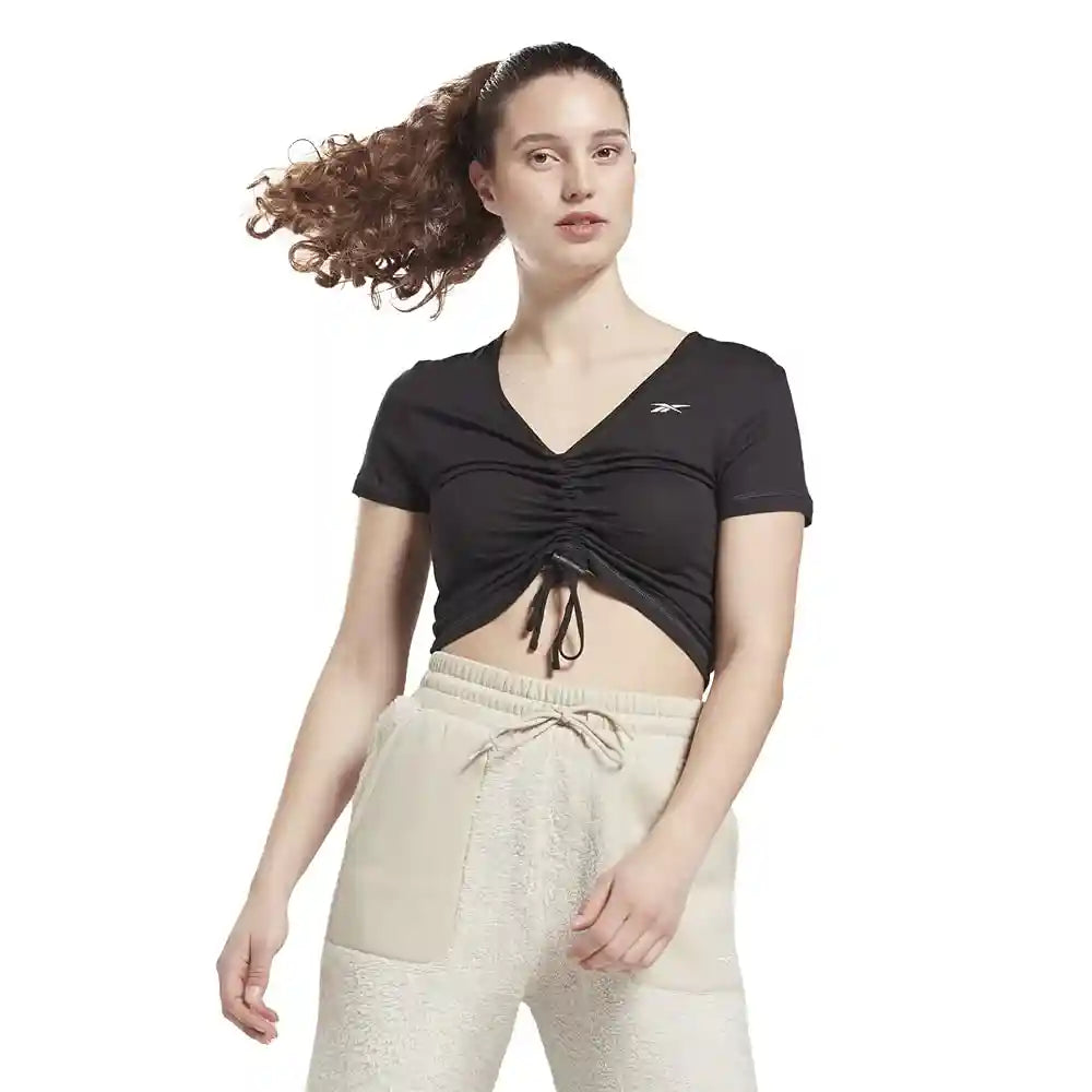 توب نسائي من ريبوك تجمع بين الراحة والأداء والتصميم الرياضي العصري. مصنوعة من خامات ناعمة وخفيفة تسمح بتنفس الجسم