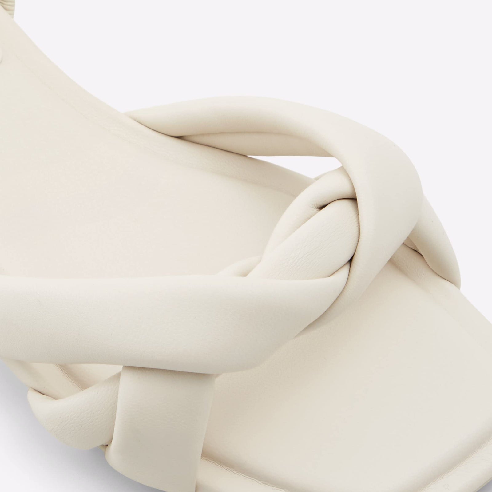 صندل نسائي ألدو هو خيار أنيق ومريح للارتداء اليومي أو المناسبات الخاصة. مصنوع من مواد عالية الجودة لتوفير المتانة والدعم والمظهر الراقي.