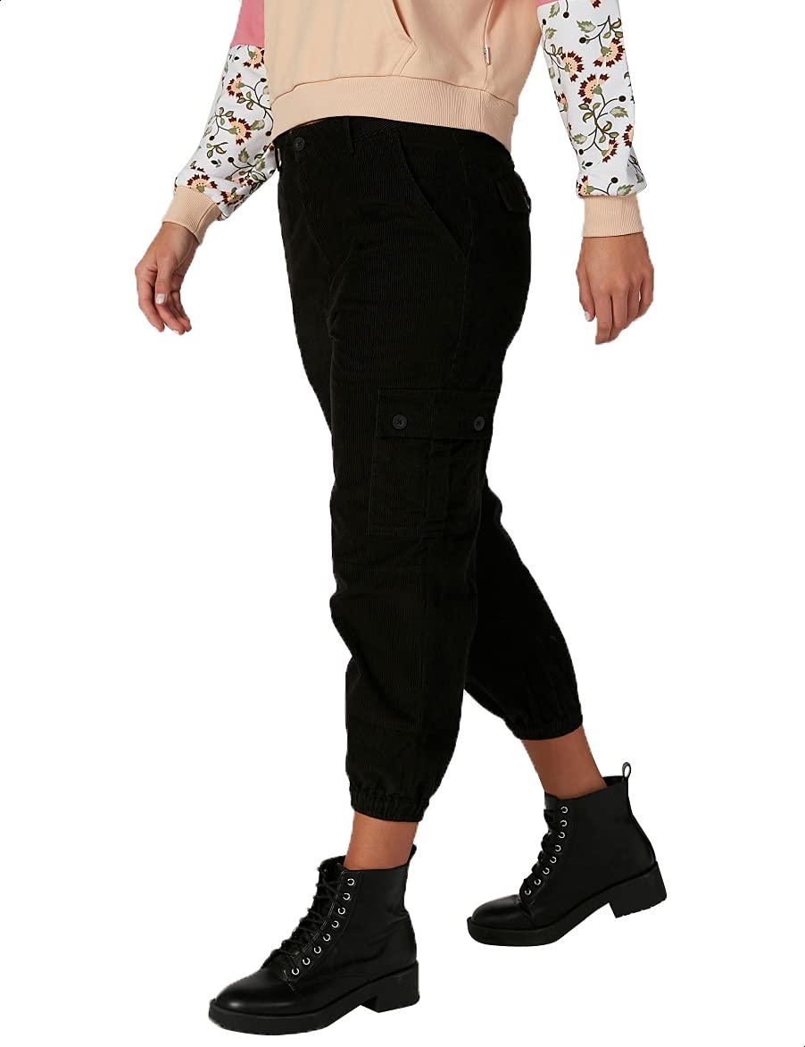  بنطال Lee Cooper القطني بقصّة ضيّقة وخصر مطاطي للنساء بين الأناقة العصرية والراحة العالية.