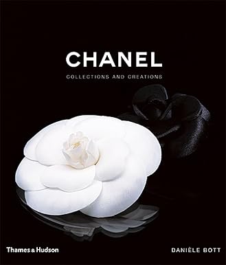  كتاب مصوَّر رائع يفتح أرشيفات دار الأزياء الشهيرة Chanel ليسلط الضوء على تطور أسلوبها الأسطوري من عشرينيات القرن الماضي حتى اليوم.