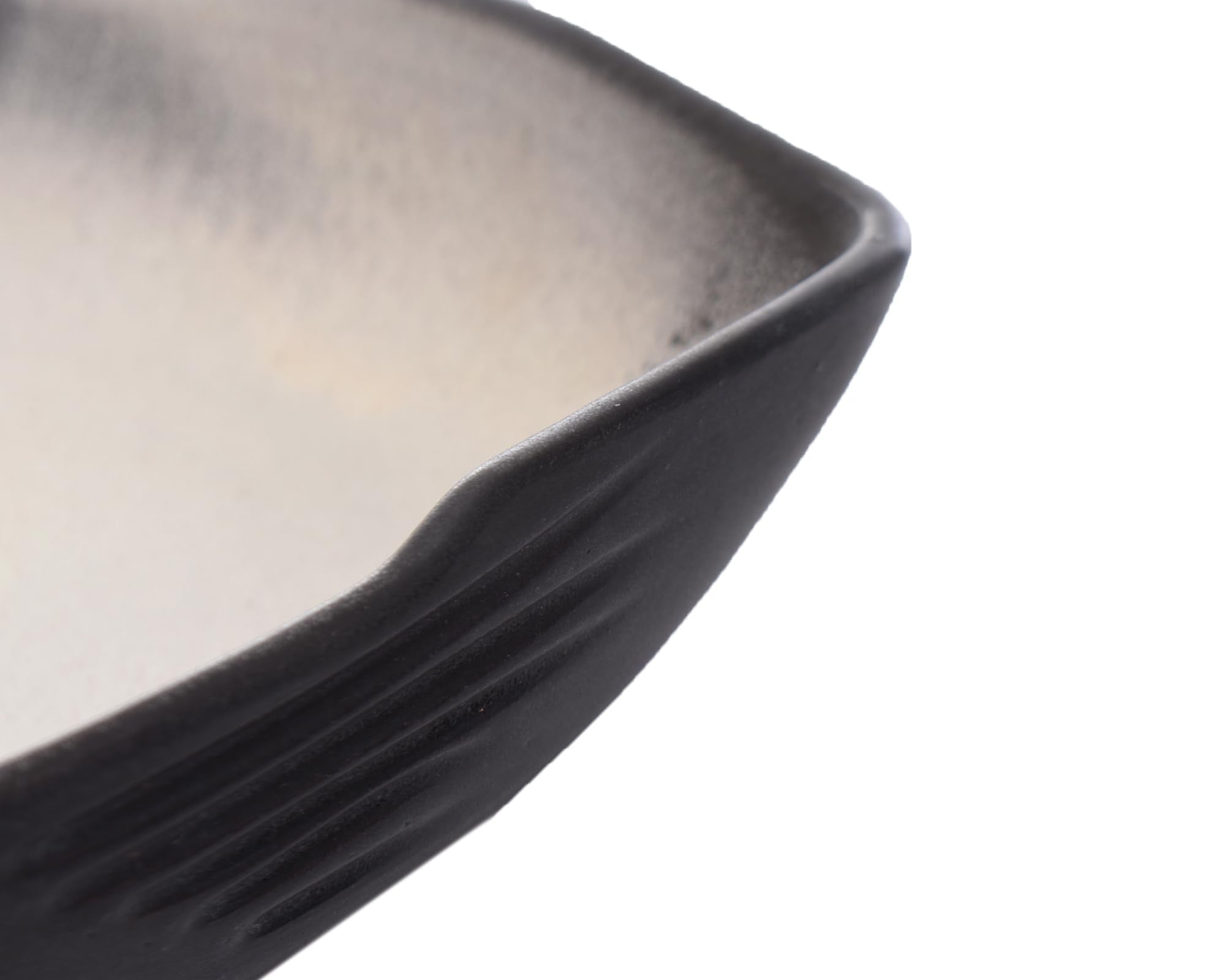 طبق حلوى عميق من AbraCadabra بقطر 22 سم وارتفاع 5 سم يتميز بتصميم أنيق وعملي مثالي لتقديم الحلويات أو الفواكه أو الوجبات الخفيفة. مصنوع من مواد عالية الجودة-بدون بوكس