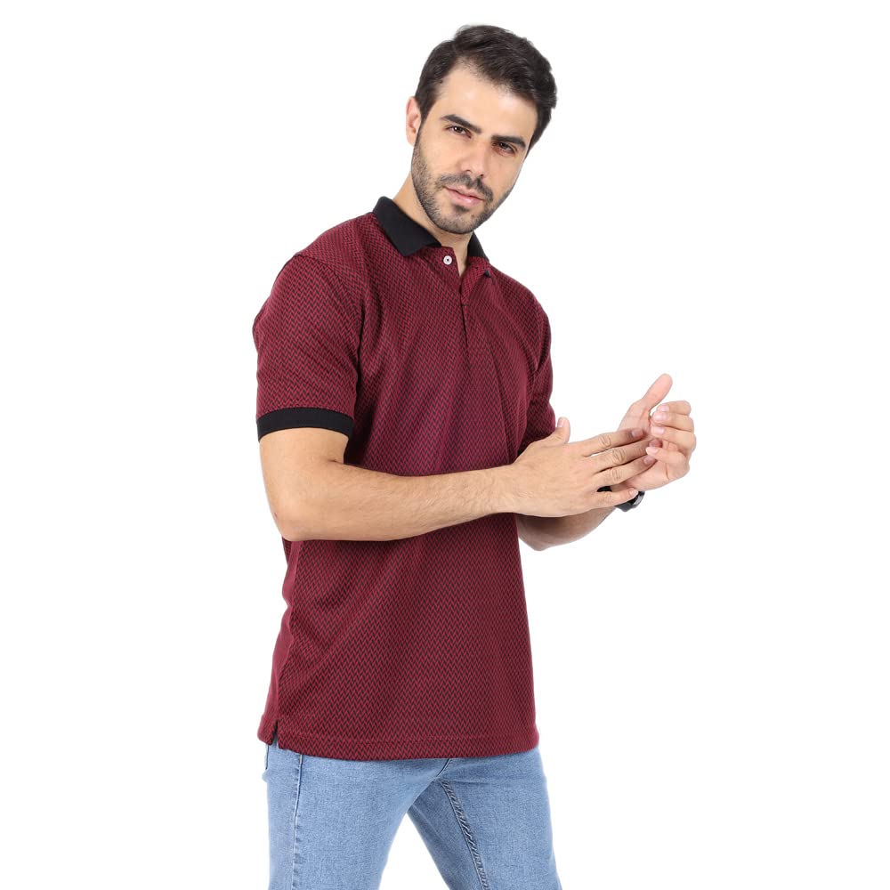 بولو FIRE WOOD المطبوع بالكامل بنقشة الزجزاج للرجال يضيف لمسة عصرية ومميزة على التصميم الكلاسيكي للبولو. يتميز بطباعة جريئة تغطي القميص بالكامل،