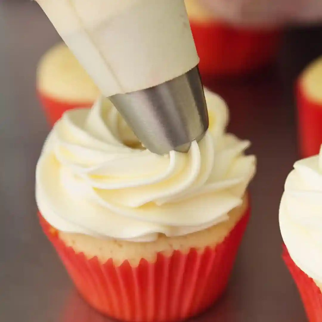 اصنعي تزيينات رائعة للكعك والكوكيز والحلويات مع طقم التزيين من تالا المصنوع من الستانلس ستيل. يتميز بجودة عالية ومتانة قوية