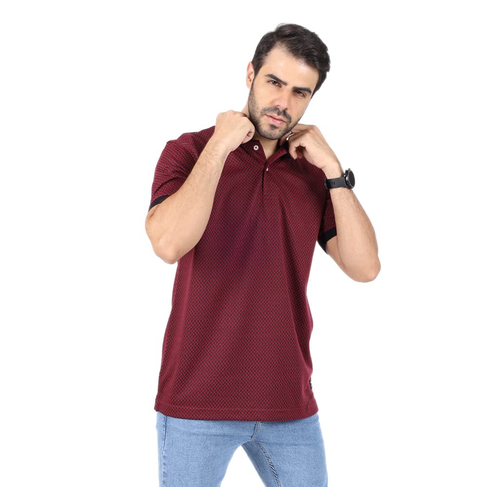 بولو FIRE WOOD المطبوع بالكامل بنقشة الزجزاج للرجال يضيف لمسة عصرية ومميزة على التصميم الكلاسيكي للبولو. يتميز بطباعة جريئة تغطي القميص بالكامل،