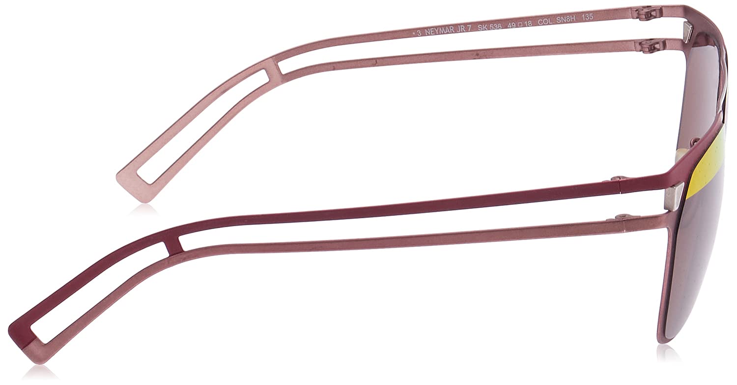 نظارات بوليس الشمسية للأطفال بعدسات عاكسة وشعار جانبي بشكل مربع بين الأناقة والحماية لتمنح الأطفال مظهرًا عصريًا وجريئًا. تتميز بإطار مربع يحمل شعار بوليس المميز على الجانبين، مع عدسات بنية عاكسة توفر حماية كاملة من أشعة الشمس