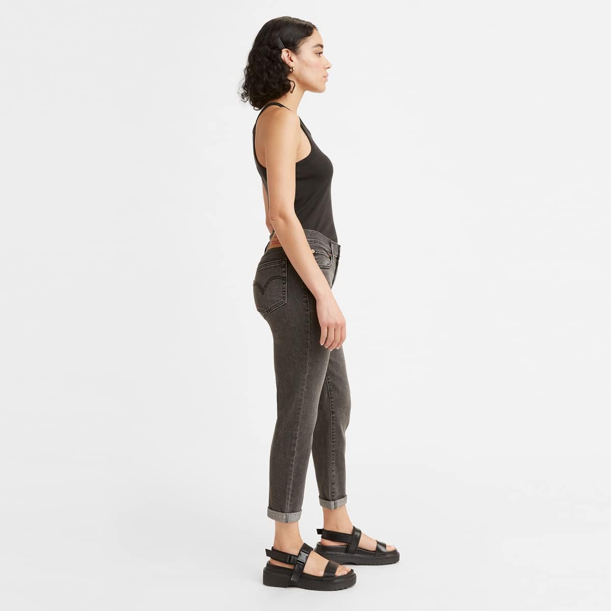 بنطال جينز للنساء من ليفايس يجمع بين الأناقة الكلاسيكية والجودة العالية والراحة الفائقة. مصنوع من قماش الدنيم المتين والمميز الذي يوفر مزيجًا مثاليًا من الصلابة والمرونة