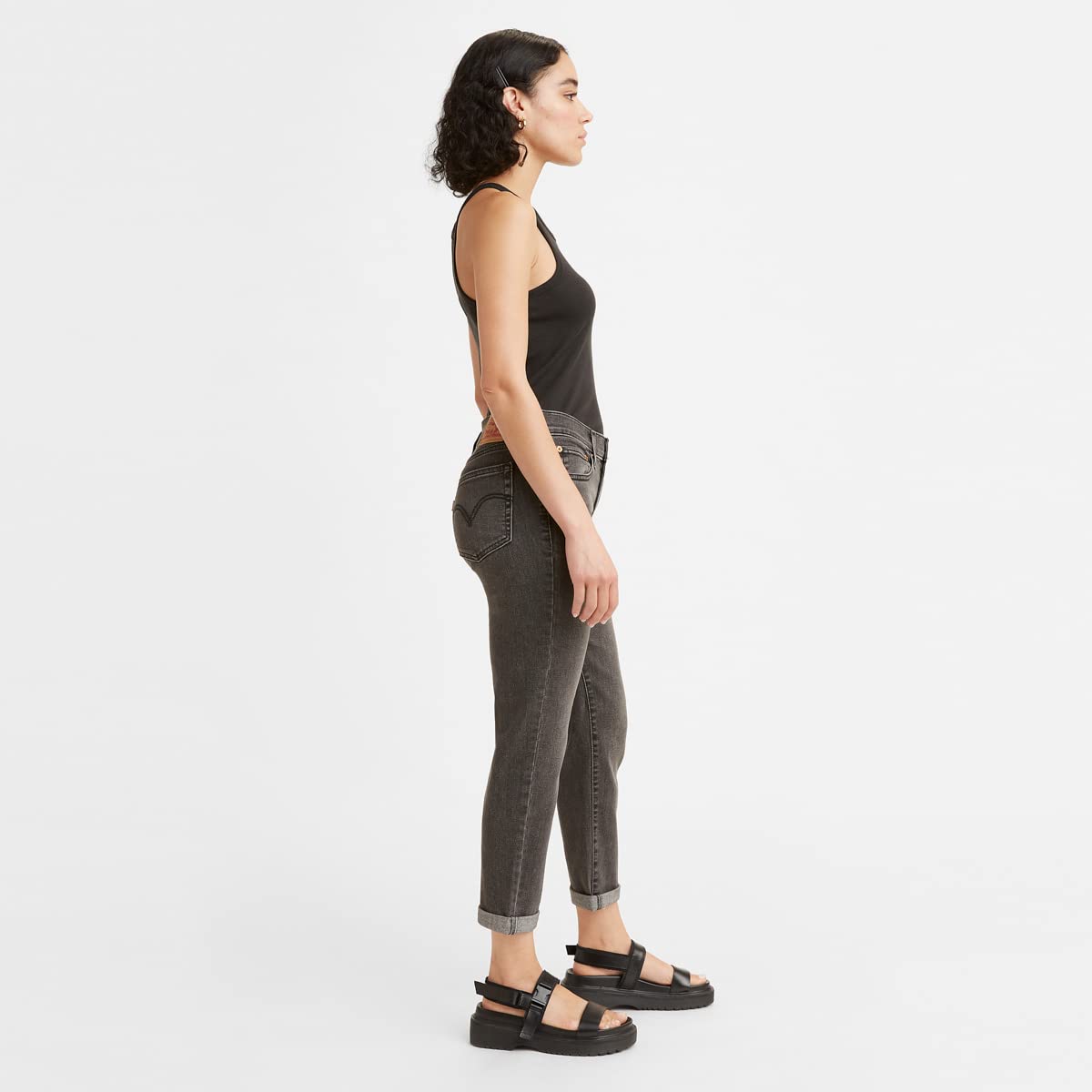 بنطال جينز للنساء من ليفايس يجمع بين الأناقة الكلاسيكية والجودة العالية والراحة الفائقة. مصنوع من قماش الدنيم المتين والمميز الذي يوفر مزيجًا مثاليًا من الصلابة والمرونة