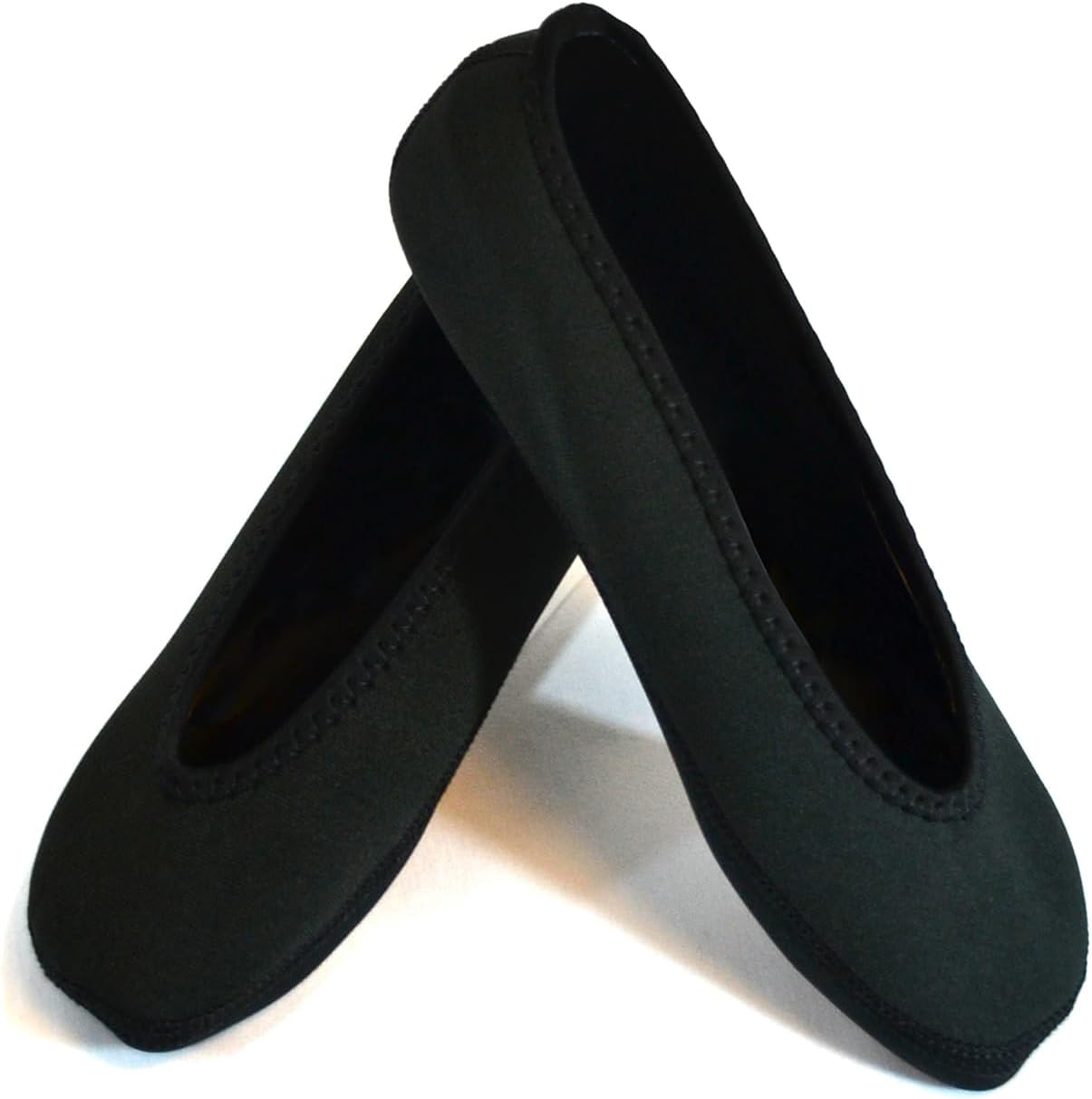 أحذية نو فـوت باليه فلاتس الداخلية للنساء باللون الأسود بالراحة والمرونة والأناقة، مما يجعلها مثالية للارتداء  مصنوعة من قماش ناعم قابل للتمدد ومقاوم للماء