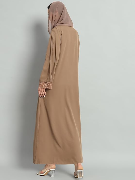 عباية من Styleville.in  مع حجاب للنساء تجمع بين الاحتشام والأناقة العصرية. مصنوعة من قماش ناعم وخفيف
