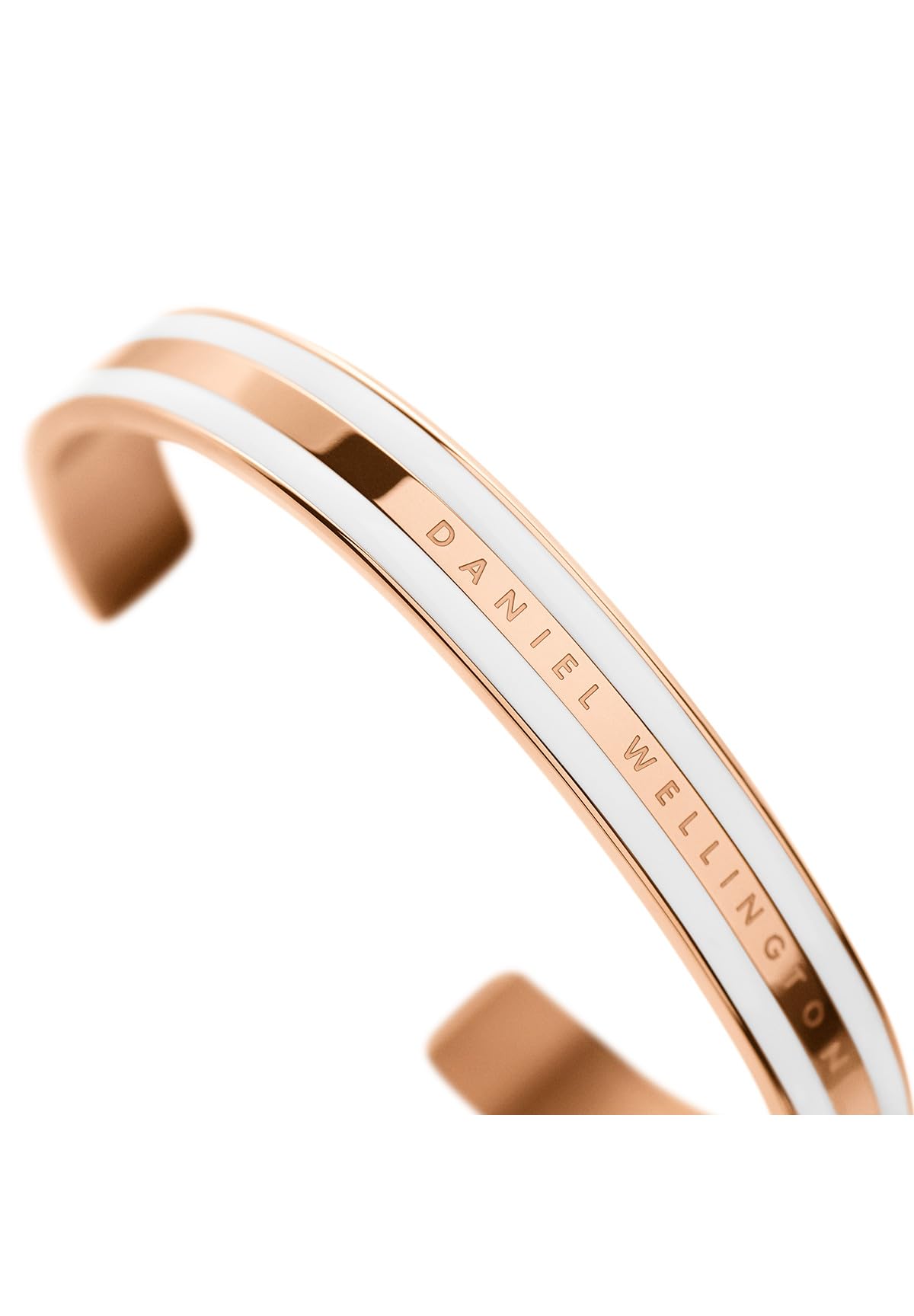  سوار دانيال ولينغتون كلاسيك للنساء الأناقة الخالدة والتصميم البسيط الراقي. صُنع من فولاذ مقاوم للصدأ عالي الجودة بلمسة نهائية لامعة تضفي مظهراً أنيقاً ومميزاً على أي إطلالة