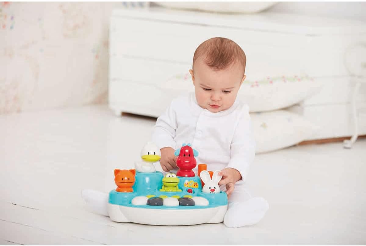 آلات الألعاب الموسيقية من مركز التعلم المبكر وسيلة رائعة لتعريف طفلك بعالم الموسيقى والإيقاع بطريقة ممتعة وتفاعلية. صُممت خصيصًا لتناسب الأيدي الصغيرة وتتميز بألوان زاهية ومواد آمنة