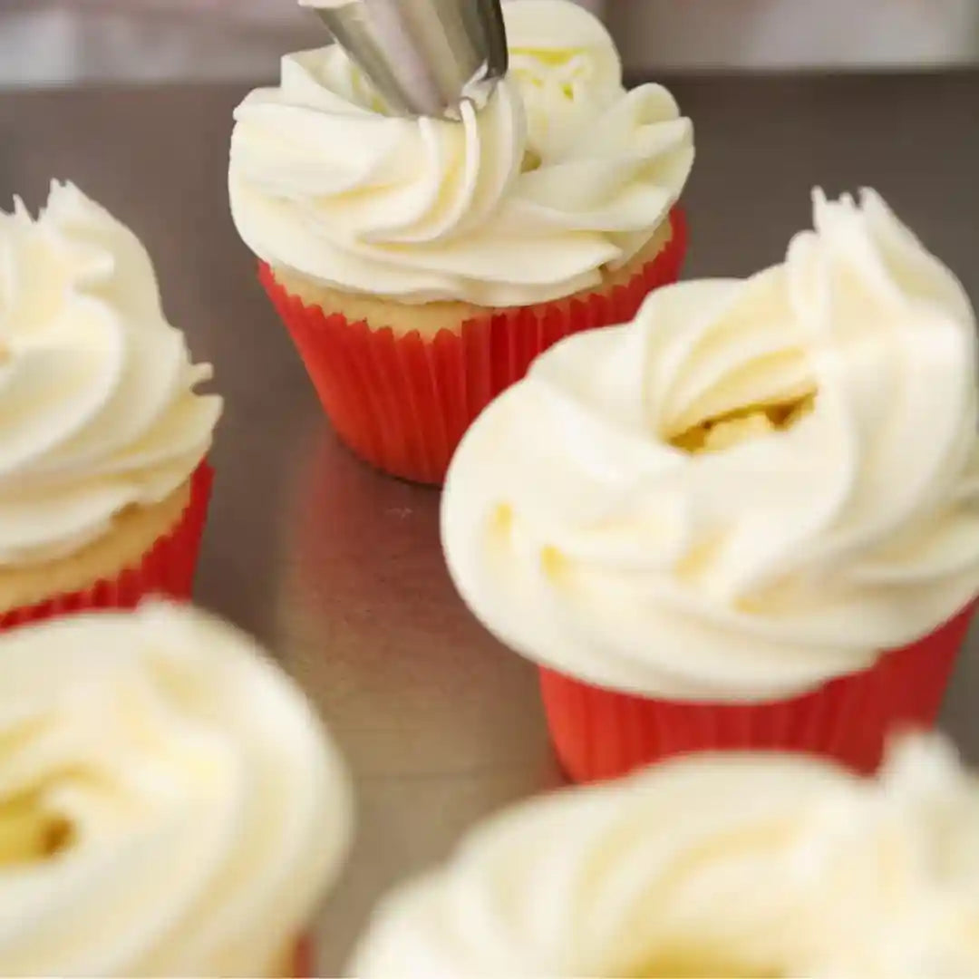 اصنعي تزيينات رائعة للكعك والكوكيز والحلويات مع طقم التزيين من تالا المصنوع من الستانلس ستيل. يتميز بجودة عالية ومتانة قوية