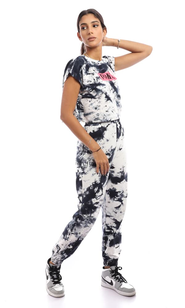 تيشيرت Ravin القصير والمطبوع للنساء يجمع بين الراحة اليومية والمظهر العصري الأنيق. مصنوع من قماش ناعم وقابل للتنفس لضمان الراحة طوال اليوم. 