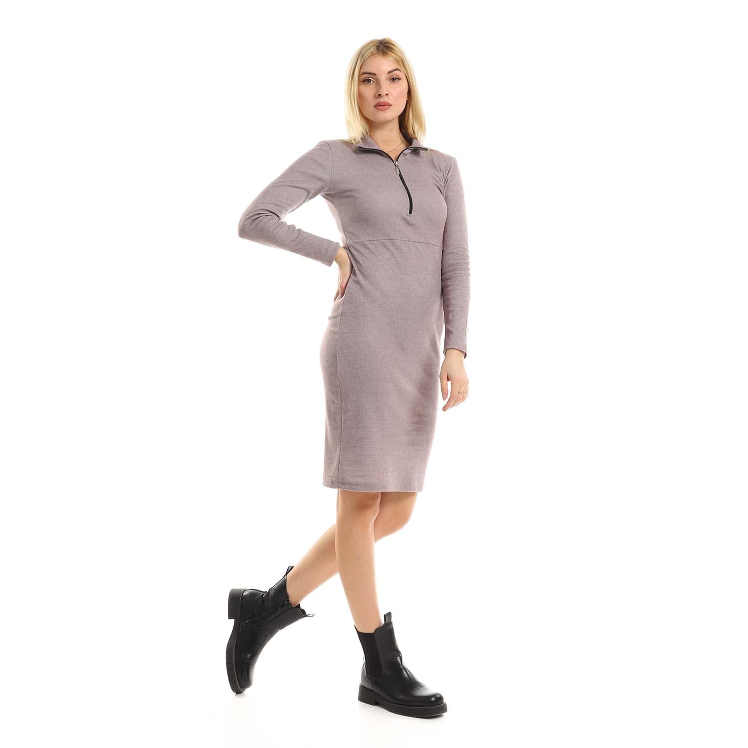 فستان من أندورا  للنساء يجمع بين الأناقة والراحة مع تصميم عصري وأنثوي يناسب مختلف الإطلالات. مصنوع من خامة ناعمة