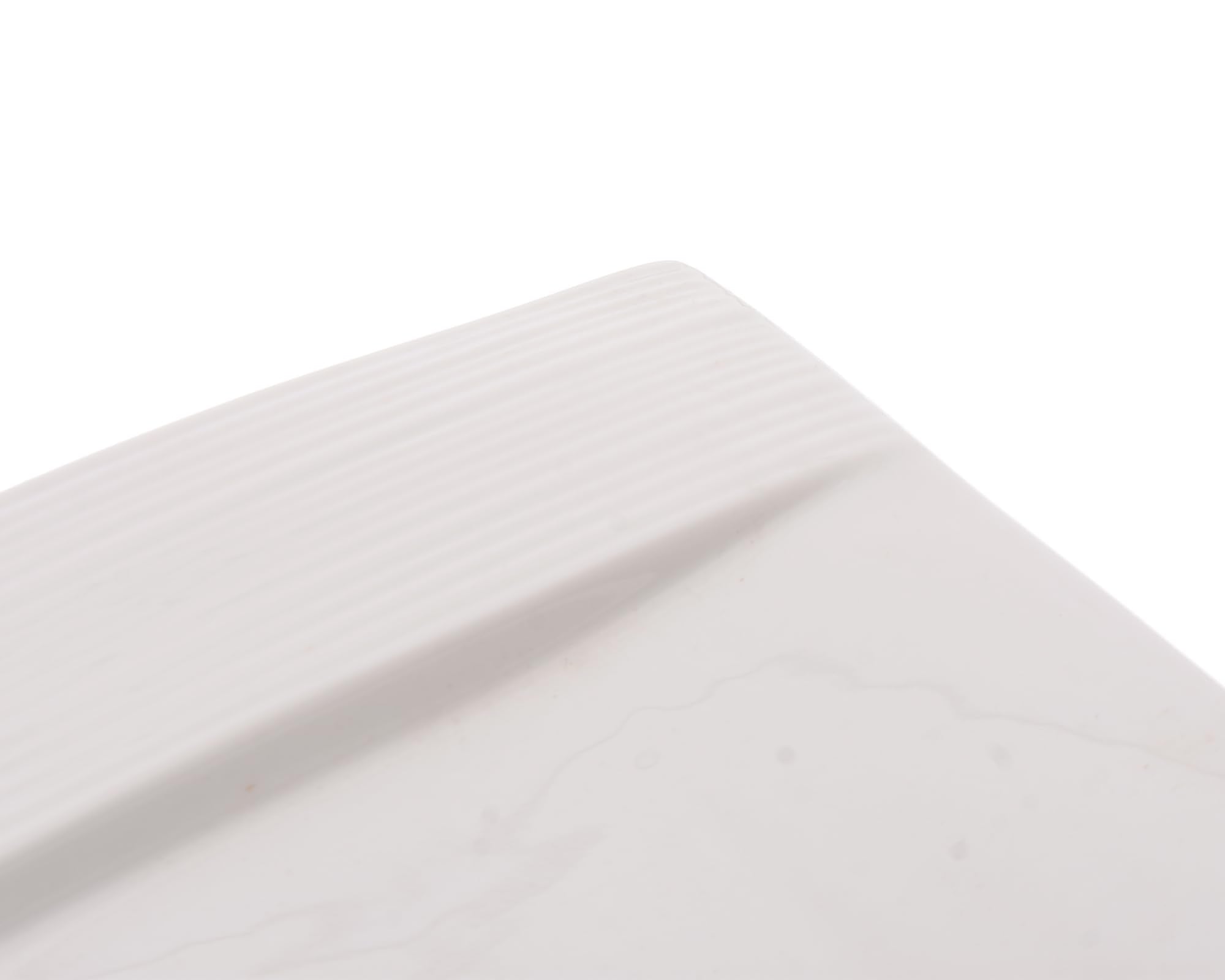 طبق تقديم مستطيل من البورسلين من Rosa بحجم 46 سم يتميز بتصميم أنيق ومثالي لتقديم الأطباق الرئيسية أو المقبلات أو الحلويات بطريقة راقية سطح ناعم سهل التنظيف