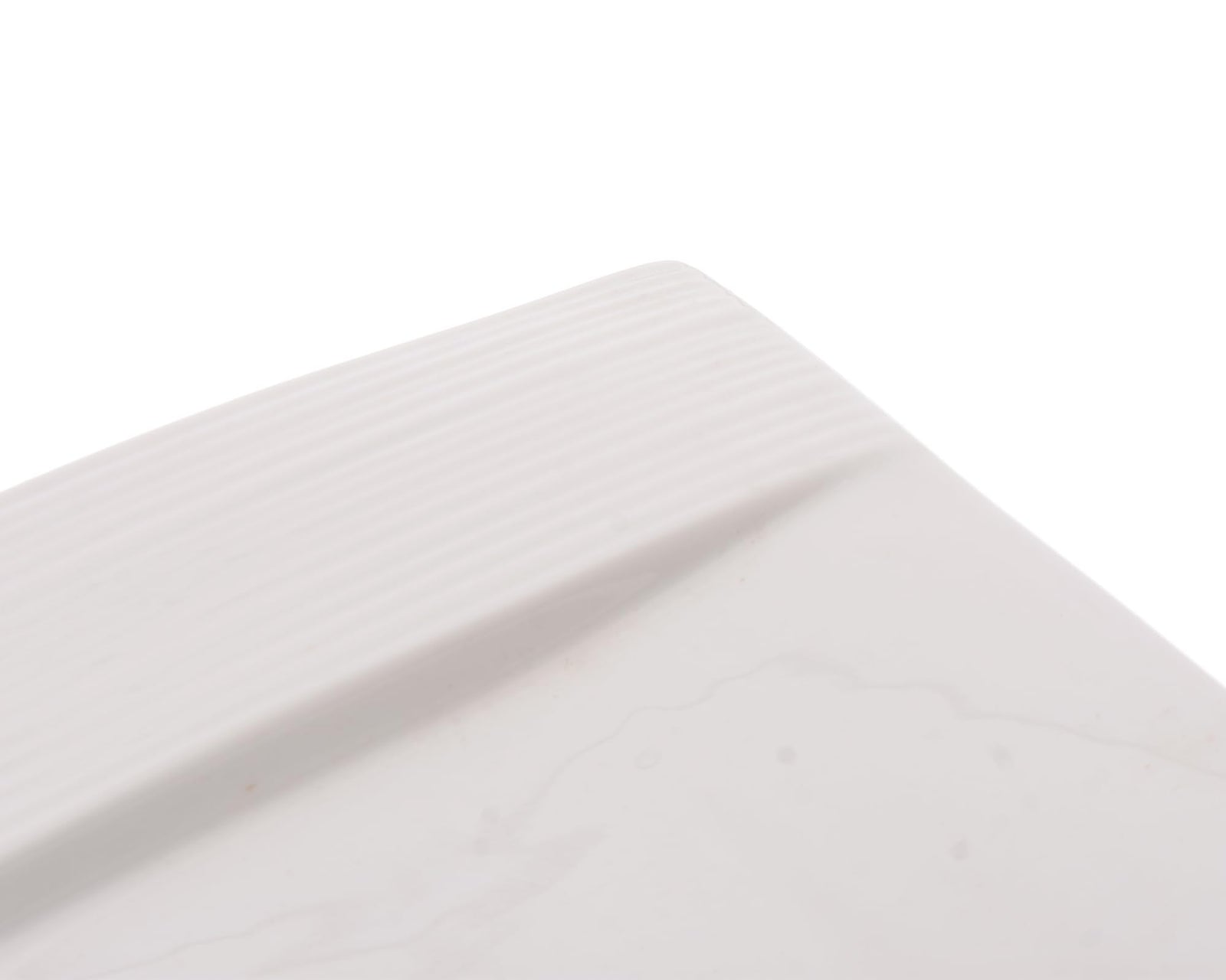 طبق تقديم مستطيل من البورسلين من Rosa بحجم 46 سم يتميز بتصميم أنيق ومثالي لتقديم الأطباق الرئيسية أو المقبلات أو الحلويات بطريقة راقية سطح ناعم سهل التنظيف