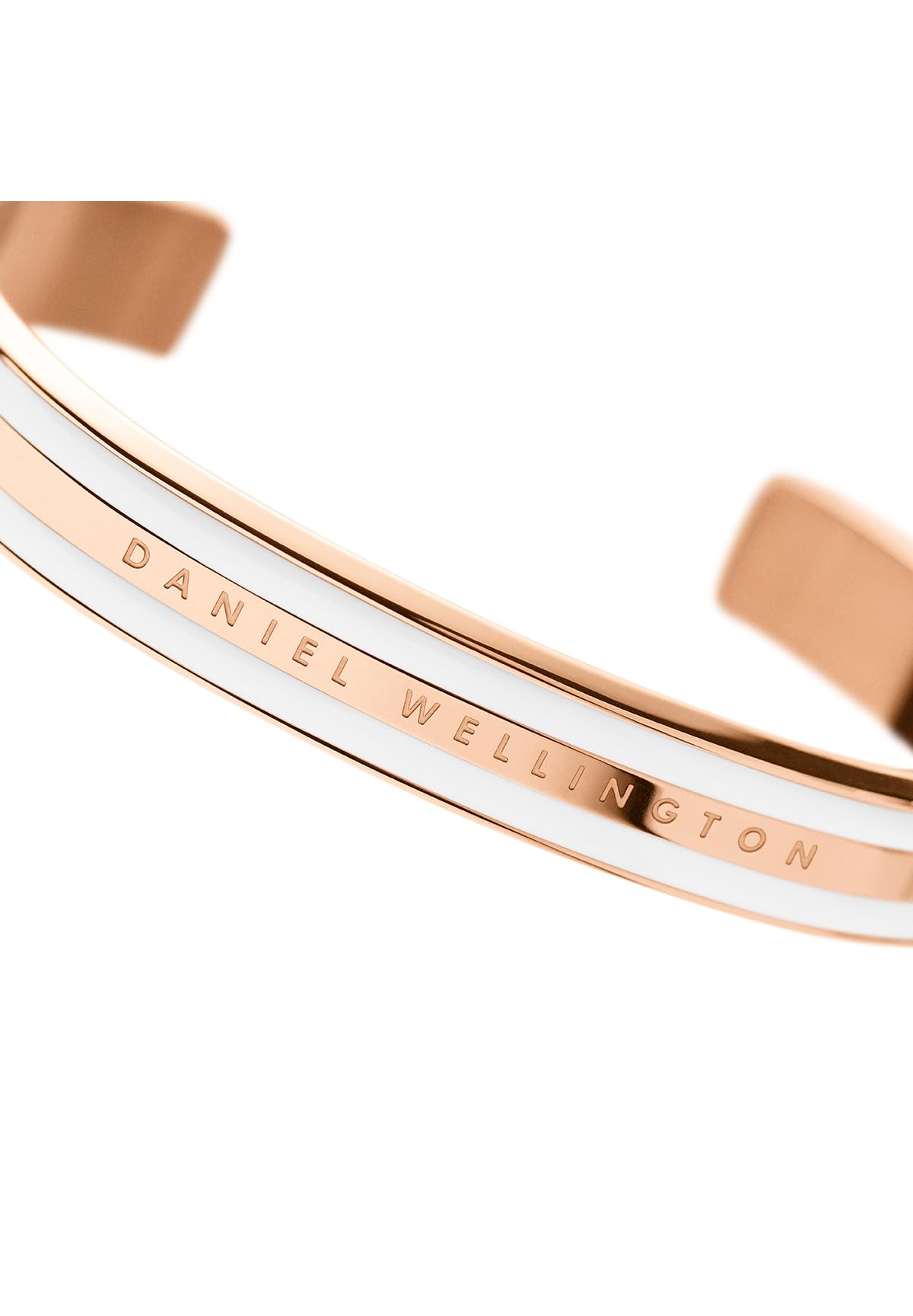  سوار دانيال ولينغتون كلاسيك للنساء الأناقة الخالدة والتصميم البسيط الراقي. صُنع من فولاذ مقاوم للصدأ عالي الجودة بلمسة نهائية لامعة تضفي مظهراً أنيقاً ومميزاً على أي إطلالة