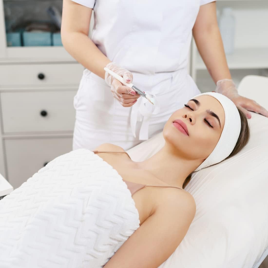 تُعد عصابات الرأس القابلة للتمدد من مجموعة فور برو بروفيشنال مثالية للاستخدام في جلسات السبا والتجميل والعناية بالبشرة. تتميز بأنها ماصّة للرطوبة وقابلة للاستخدام لمرة واحدة،