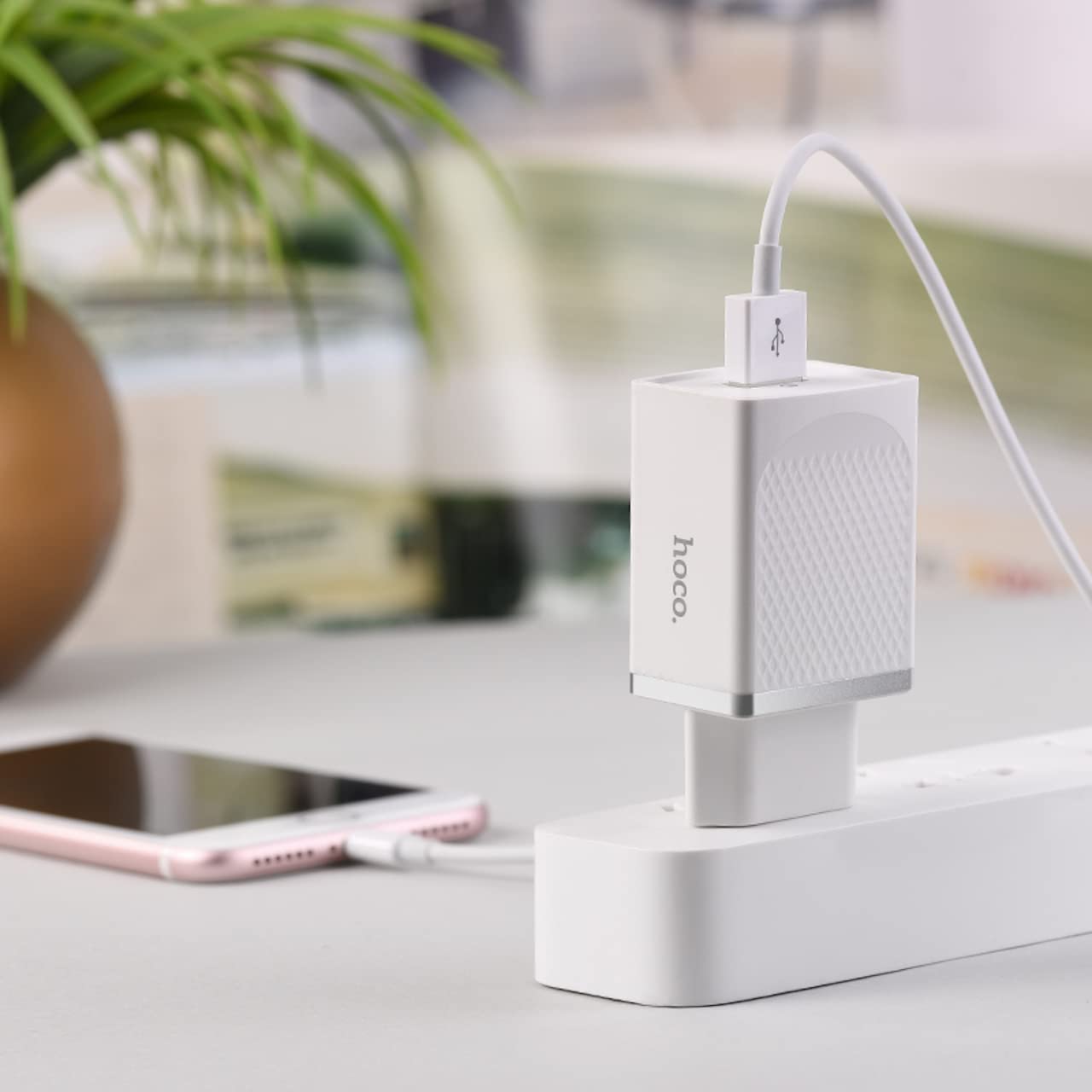 شاحن الحائط Hoco C42A Vast Power بمنفذ USB واحد مصمم لشحن الأجهزة بسرعة وموثوقية. 