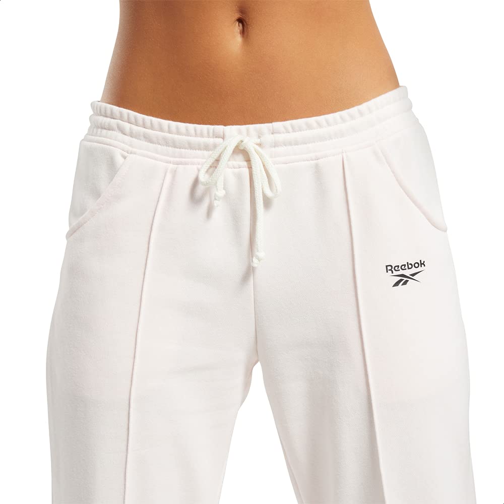 بنطال رياضي للنساء من ريبوك يجمع بين الأناقة الرياضية والراحة العالية في تصميم عملي يناسب كل الأوقات. مصنوع من قماش قطني ممزوج عالي الجودة يوفر ملمسًا ناعمًا وتهوية ممتازة. يتميز بقصة مريحة تسمح بحرية الحركة