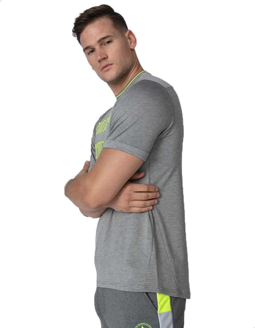 تي‑شيرت Splash Slim-Fit بطبعة حروف للرجال هو خيار عصري وأنيق للملابس الكاجوال. تم تصميمه بقَصّة ضيقة (Slim-Fit) تبرز القوام وتعطي مظهراً أنيقاً ومرتباً، سواء ارتديته بمفرده أو تحت جاكت.