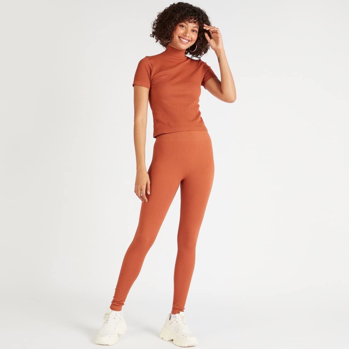 ليجنز سبلاش للنساء يجمع بين الراحة والأناقة للارتداء اليومي أو أثناء التمارين الرياضية. مصنوع من قماش مرن وقابل للتنفس