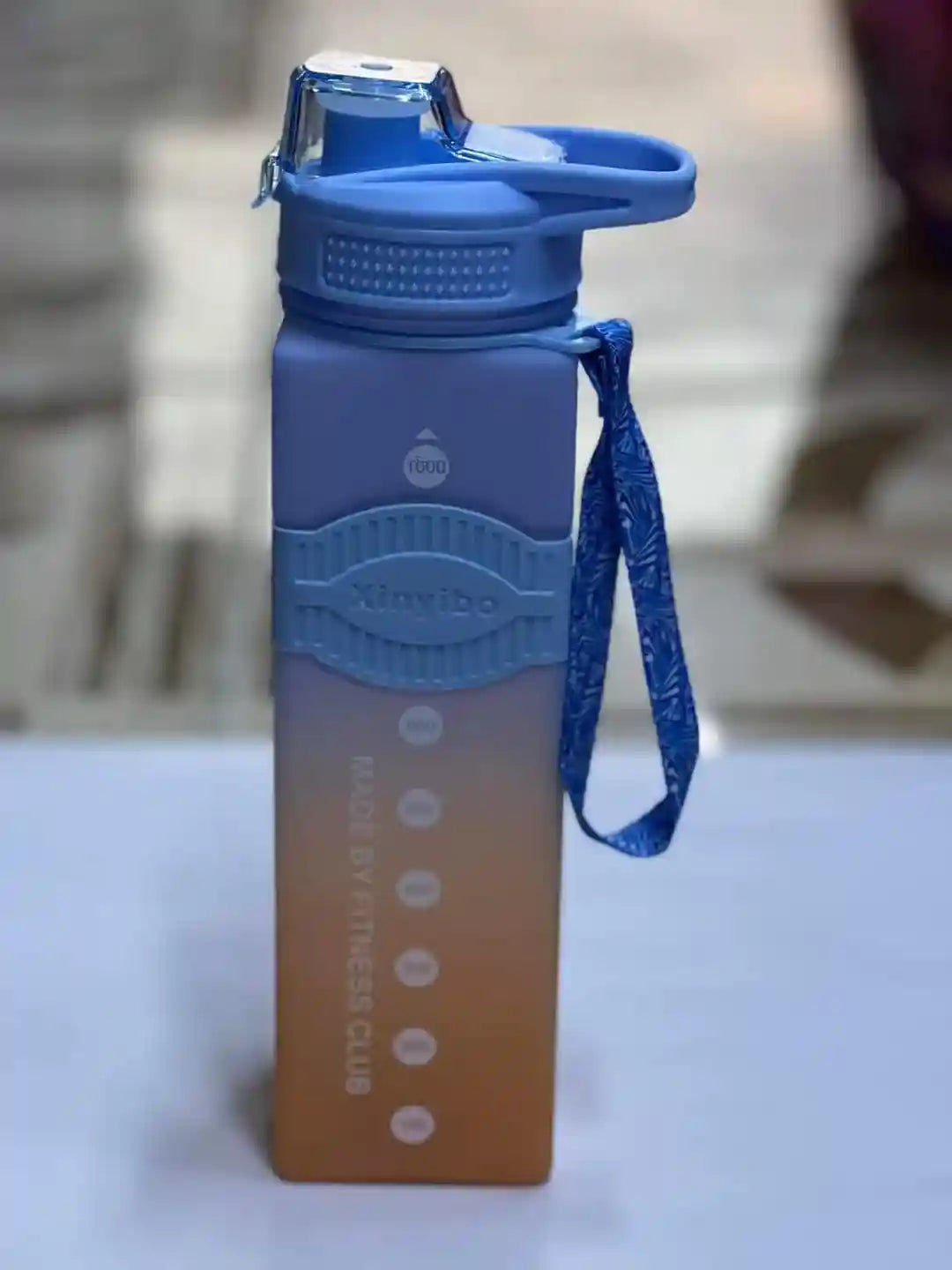  زجاجة مياه مربعة للياقة البدنية وصالة الألعاب الرياضية، مع ماصة وحزام كتف للمدرسة، منتفخة لطيفة للتخييم والسفر ملصق (برتقالي وأرجواني