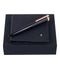 طقم فيستينا بريستيج يشمل محفظة بطاقات وأقلام حبر لامعة بتصميم أنيق باللونين الذهبي الورديو الكحلي. مصنوع من مواد عالية الجودة لضمان المتانة والفخامة