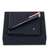 طقم فيستينا بريستيج يشمل محفظة بطاقات وأقلام حبر لامعة بتصميم أنيق باللونين الذهبي الورديو الكحلي. مصنوع من مواد عالية الجودة لضمان المتانة والفخامة