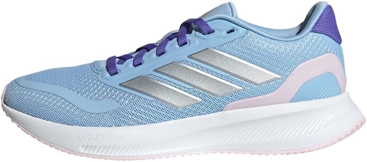 أحذية adidas للأولاد مصممة لتمنح الراحة والمتانة والمظهر الرياضي لدعم الأطفال النشطين. تتميز بأقمشة قابلة للتنفس مع نعال مبطنة ونعل خارجي قوي للحفاظ على راحة وحماية القدمين طوال اليوم