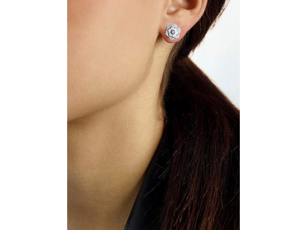  أقراط جيس النسائية بشكل زهرة من الفولاذ المقاوم للصدأ. صُممت بتصميم زهري أنيق يرمز إلى الأنوثة والرقة، وتأتي بلمسة فضية لامعة تضيف بريقاً جذاباً لإطلالتك.