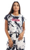 تيشيرت Ravin القصير والمطبوع للنساء يجمع بين الراحة اليومية والمظهر العصري الأنيق. مصنوع من قماش ناعم وقابل للتنفس لضمان الراحة طوال اليوم. 