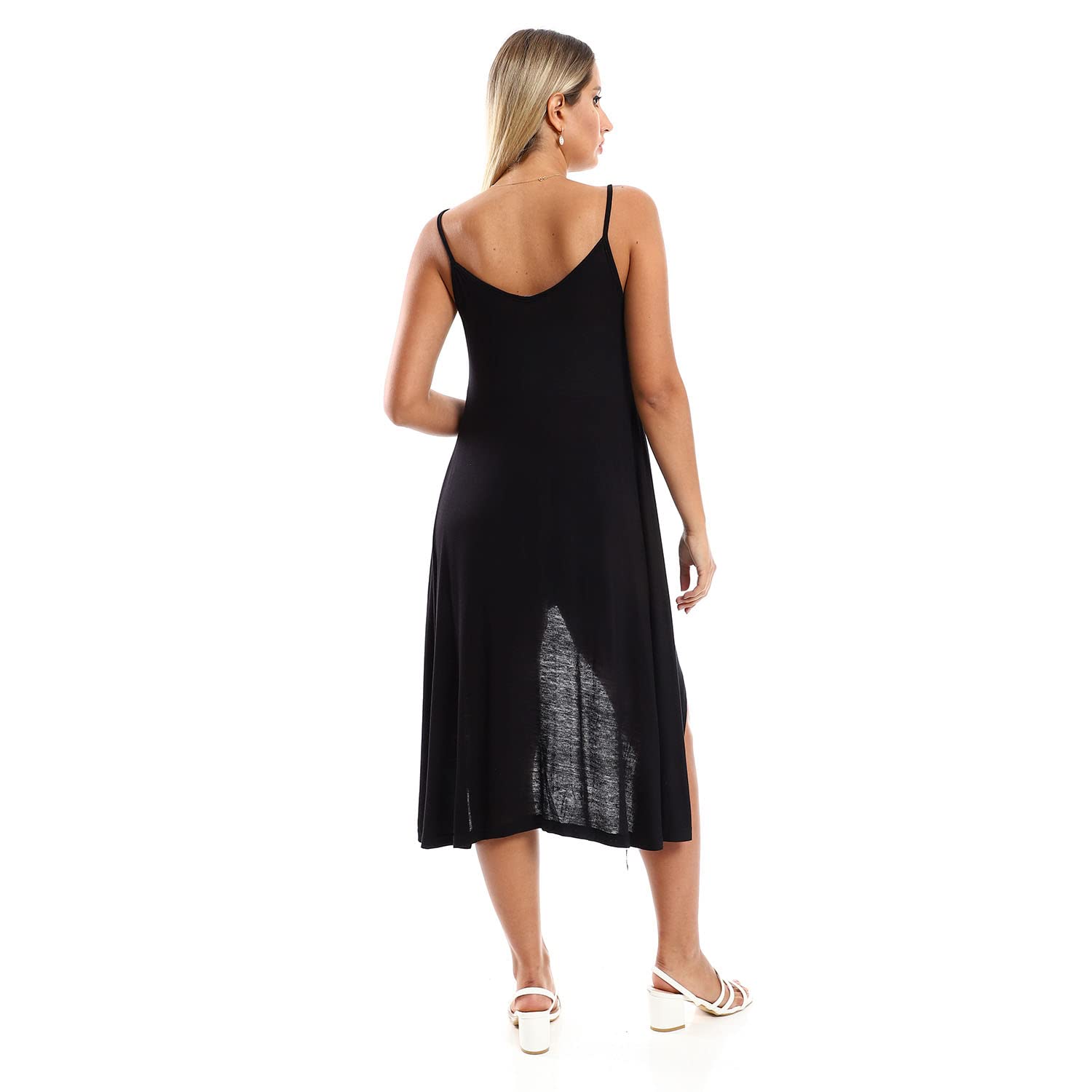 فستان جميلا بحمالات رفيعة وياقة دائرية واسعة للنساء. مصنوع من قماش ناعم وخفيف يمنحك إحساسًا بالانتعاش والراحة طوال اليوم