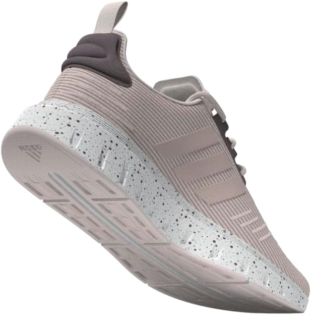 أحذية Adidas للنساء تجمع بين الأناقة، الراحة، والأداء-النعل المرن والخفيف يسمح بالحركة الطبيعية، مما يجعلها مثالية للمشي، التمارين، أو الخروج الكاجوال
