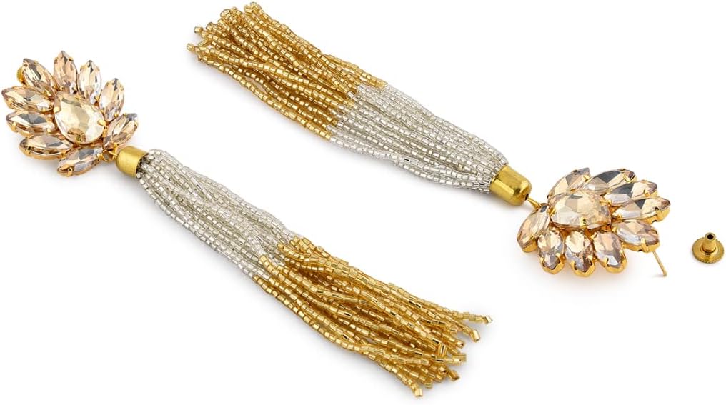 أقراط من زاڤيري بيرلز مزينة بالكريستال المتلألئ ومطليّة بمعدن ذهبي عيار ٢٢، مصممة للنساء اللواتي يحببن الإكسسوارات العصرية والأنيقة. تضيف هذه الأقراط لمسة فاخرة ولمعاناً لأي إطلالة – Safqqa Egypt