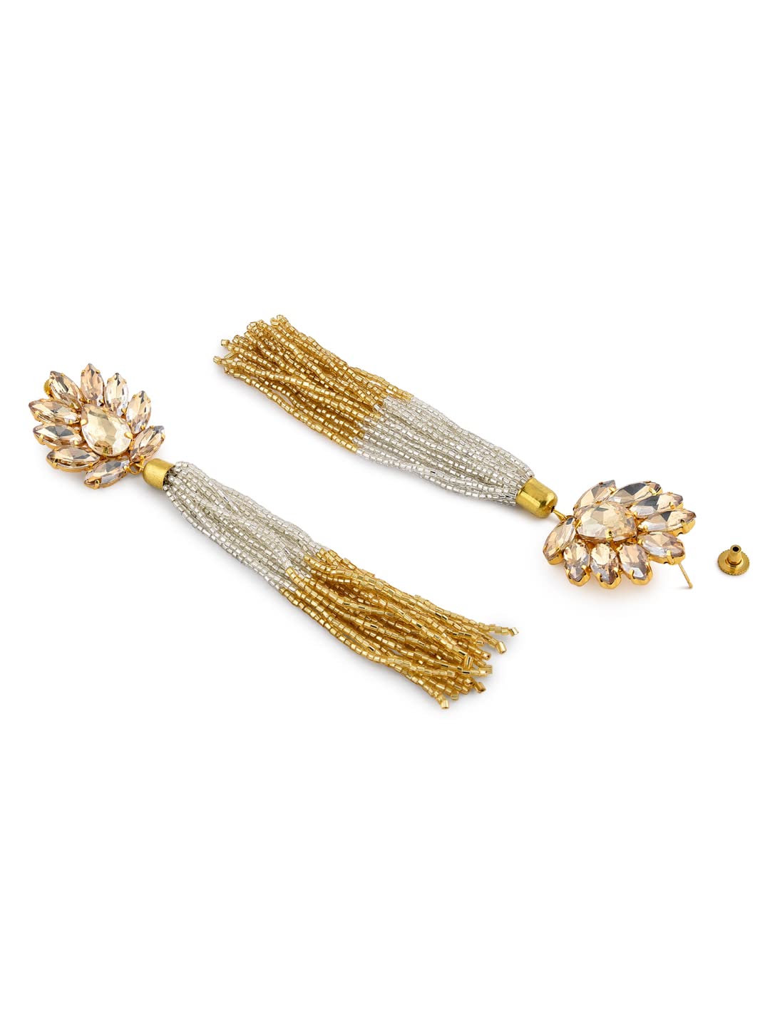 أقراط من زاڤيري بيرلز مزينة بالكريستال المتلألئ ومطليّة بمعدن ذهبي عيار ٢٢، مصممة للنساء اللواتي يحببن الإكسسوارات العصرية والأنيقة. تضيف هذه الأقراط لمسة فاخرة ولمعاناً لأي إطلالة – Safqqa Egypt