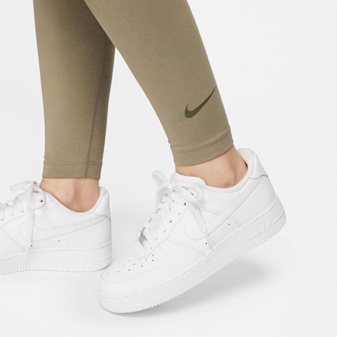ليجن من Nike النسائي هو بنطال رياضي عالي الأداء يجمع بين الراحة، الدعم، والأناقة سواء أثناء التمارين الرياضية أو في الاستخدام اليومي.  – Safqqa Egypt