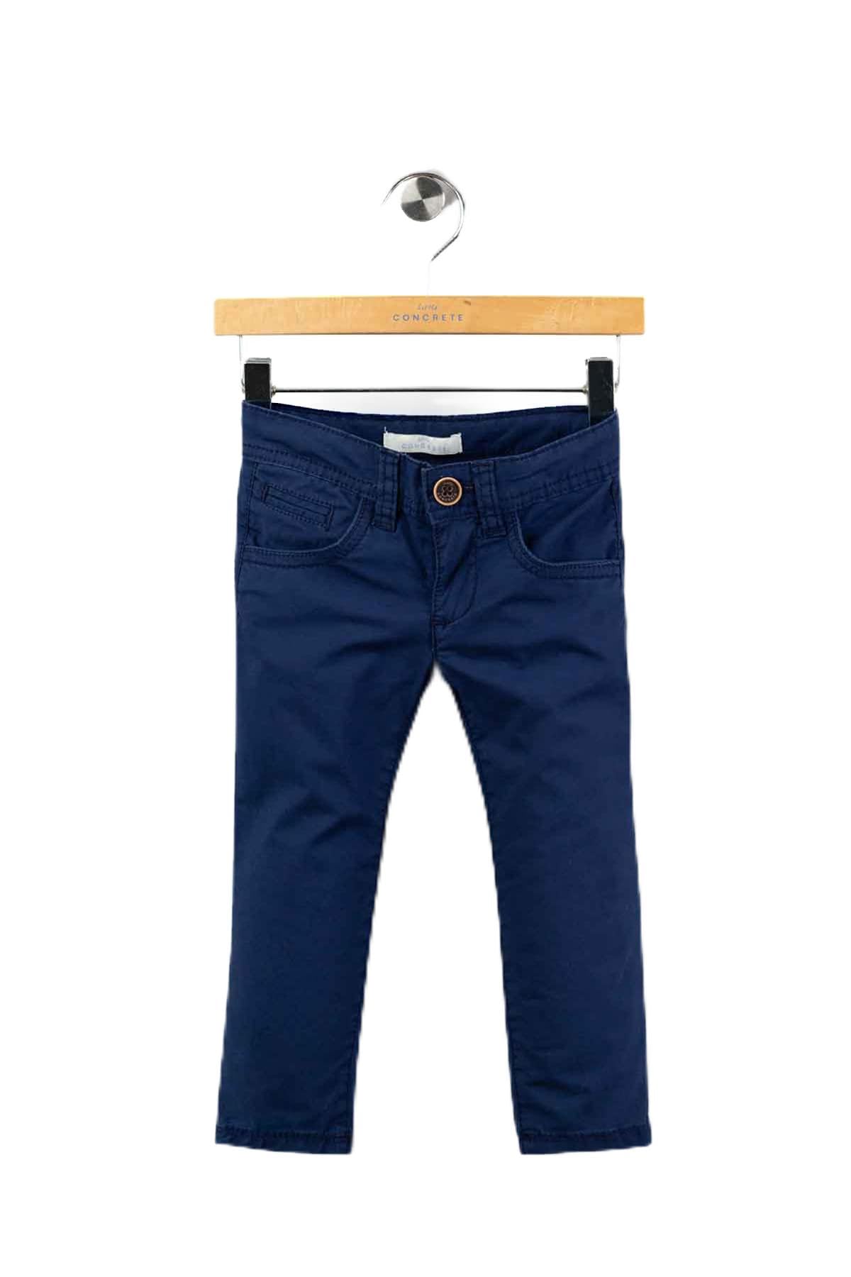 بنطلون أولادي من كونكريت مصمم ليمنح الأطفال راحة يومية مع أسلوب عملي مناسب للارتداء في المنزل أو أثناء الخروج والأنشطة اليومية. مصنوع من خامة ناعمة ومتينة تساعد على سهولة الحركة واللعب براحة