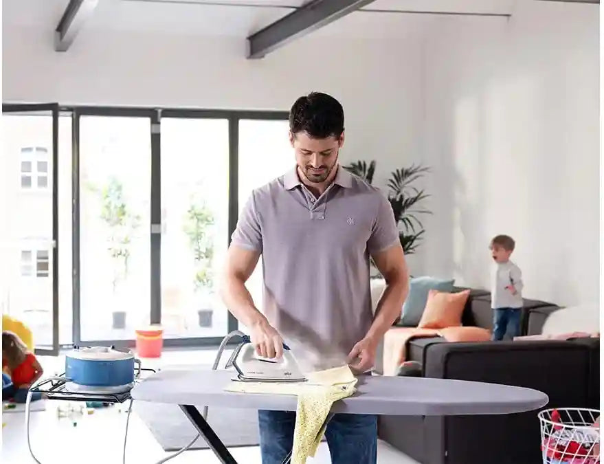 مولد بخار براون IS2143BL مزود بمكواة فري غلايد ثلاثية الأبعاد لتسهيل الكي على جميع أنواع الأقمشة. يتميز بضغط بخار 5.5 بار وخزان ماء كبير بسعة 1.5 لتر لتوفير بخار مستمر وقوي يسرّع عملية الكي.