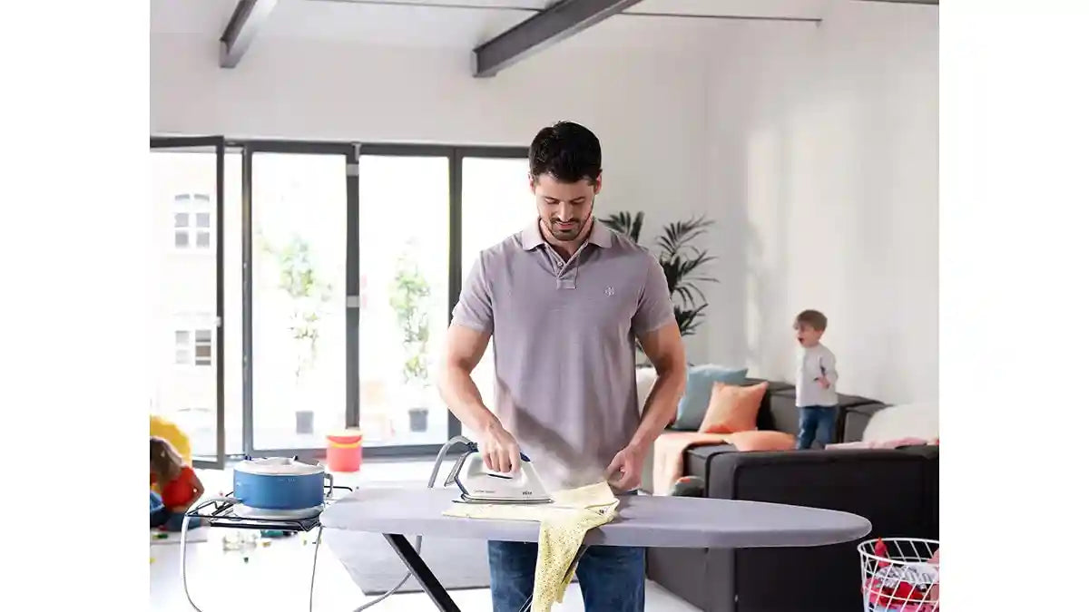 مولد بخار براون IS2143BL مزود بمكواة فري غلايد ثلاثية الأبعاد لتسهيل الكي على جميع أنواع الأقمشة. يتميز بضغط بخار 5.5 بار وخزان ماء كبير بسعة 1.5 لتر لتوفير بخار مستمر وقوي يسرّع عملية الكي.