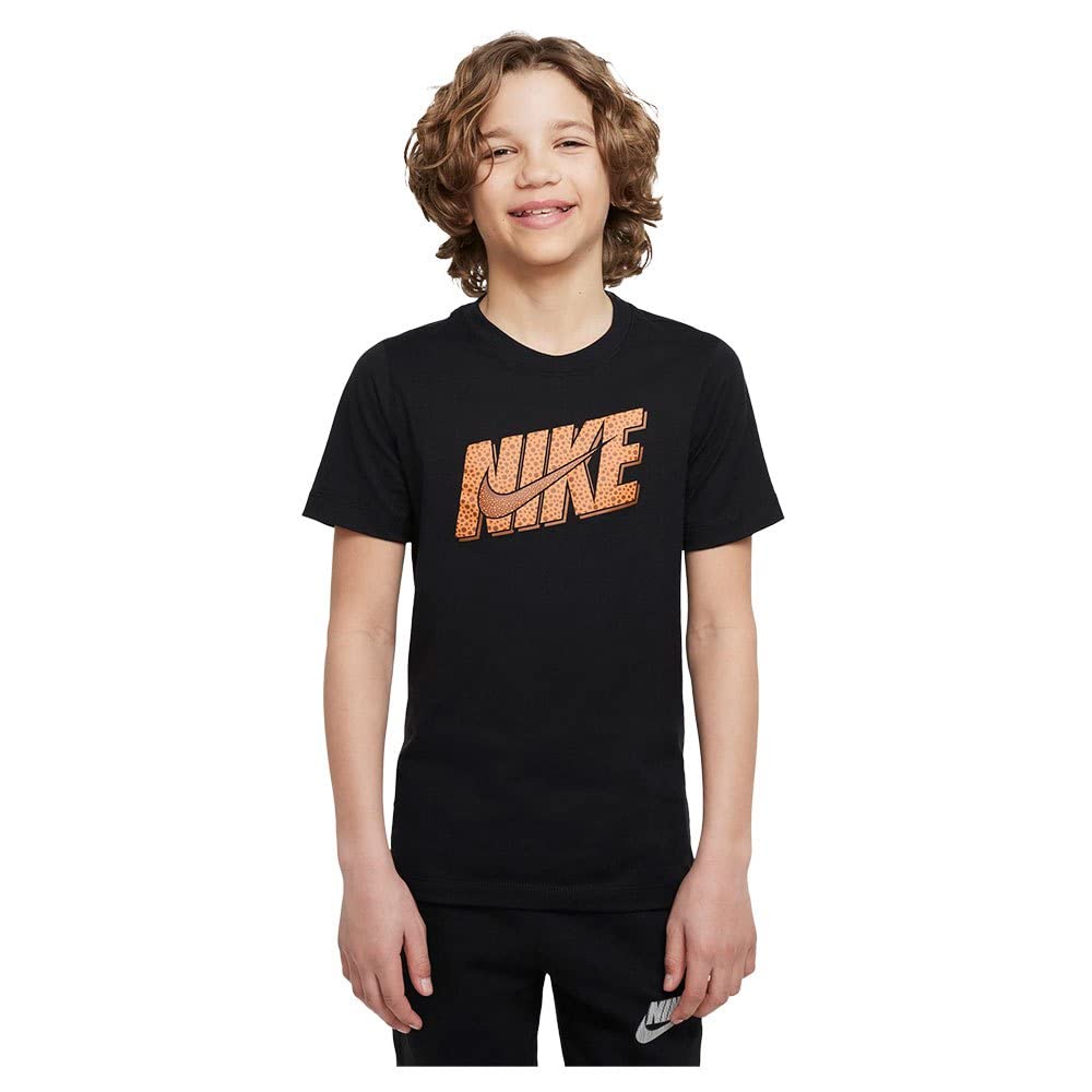 تقدم تيشيرتات Nike للأولاد راحة عالية وتصميماً رياضياً أنيقاً مع جودة ممتازة للاستخدام اليومي. مصنوعة من خامة ناعمة وقابلة للتهوية لتحافظ على انتعاش الطفل أثناء اللعب أو التمارين أو الخروج