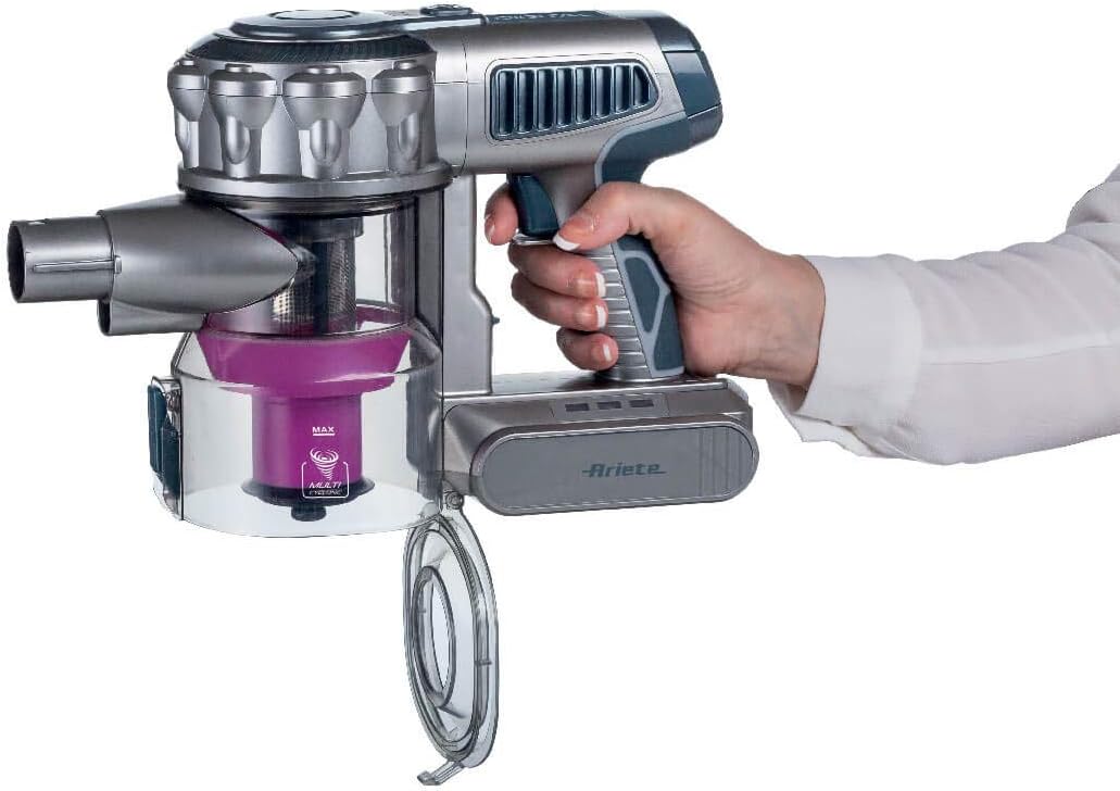 مكنسة كهربائية عمودية Ariete 2758 باللون الأحمر، بقدرة 200 واط وسعة 1 لتر، تتميز بتصميم عملي وقوة شفط ممتازة تناسب التنظيف اليومي للمنازل. قد تحتوي على خدوش بسيطة لا تؤثر على الأداء أو الكفاءة.