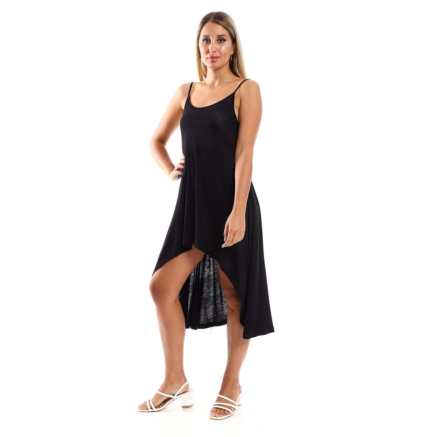 فستان جميلا بحمالات رفيعة وياقة دائرية واسعة للنساء. مصنوع من قماش ناعم وخفيف يمنحك إحساسًا بالانتعاش والراحة طوال اليوم