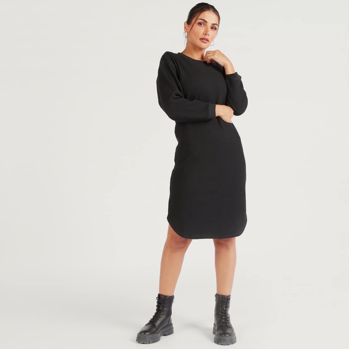 فستان من سبلاش للنساء هو فستان أنيق ومتعدد الاستخدامات صُمّم ليُضيف لمسة عصرية لخزانة ملابسك اليومية والمناسبات